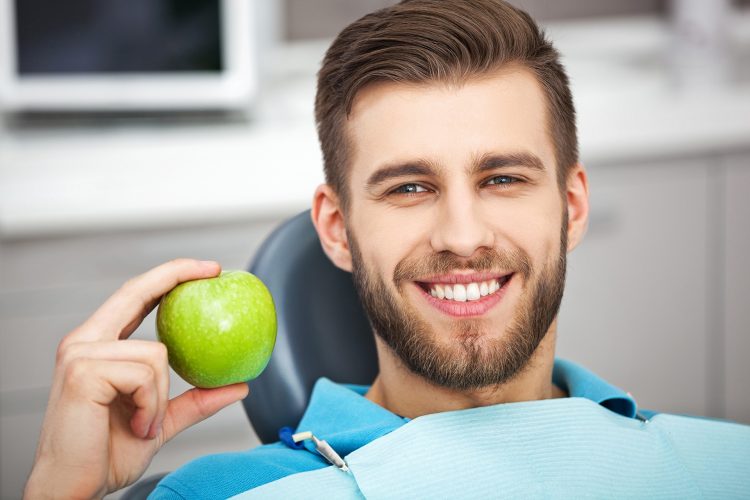 خوراکی‌های مفید برای سلامت دندان شامل میوه تازه، سبزیجات، پنیر و مغزها